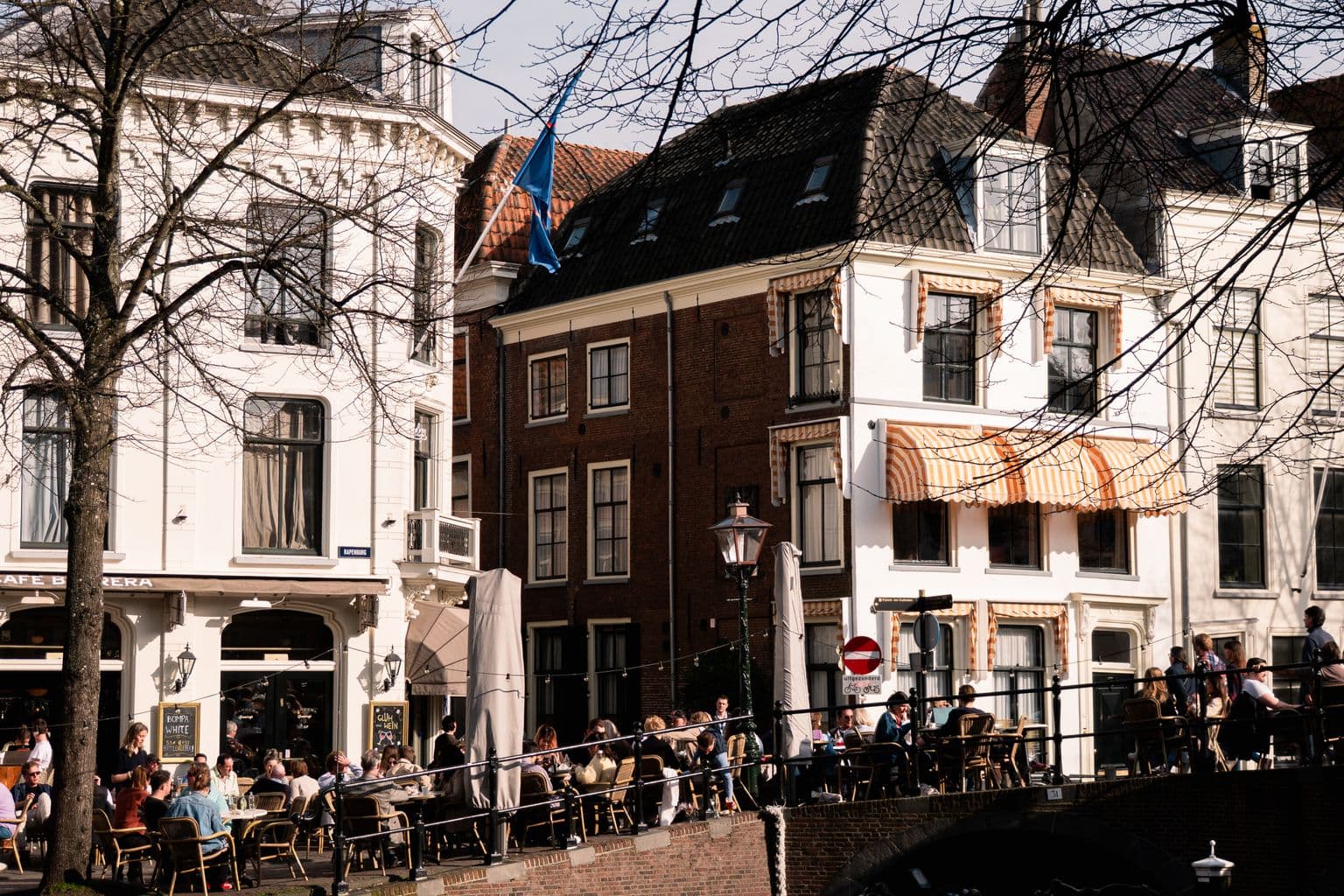 Vol terras aan de gracht bij historische panden