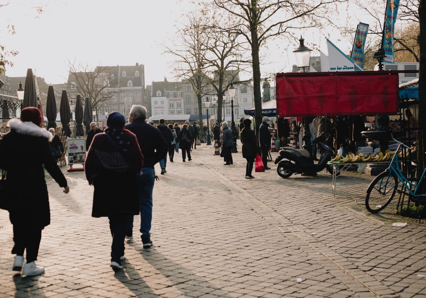 Marktkramen en winkelend publiek op de Markt in Maastricht