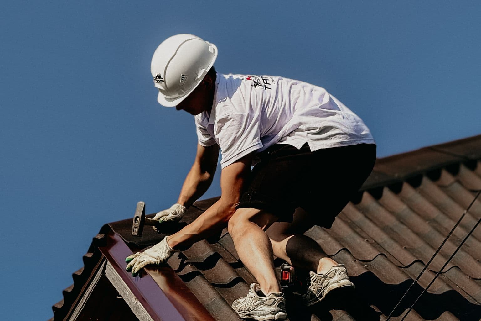Dakdekker werkt aan het dak van een woonhuis