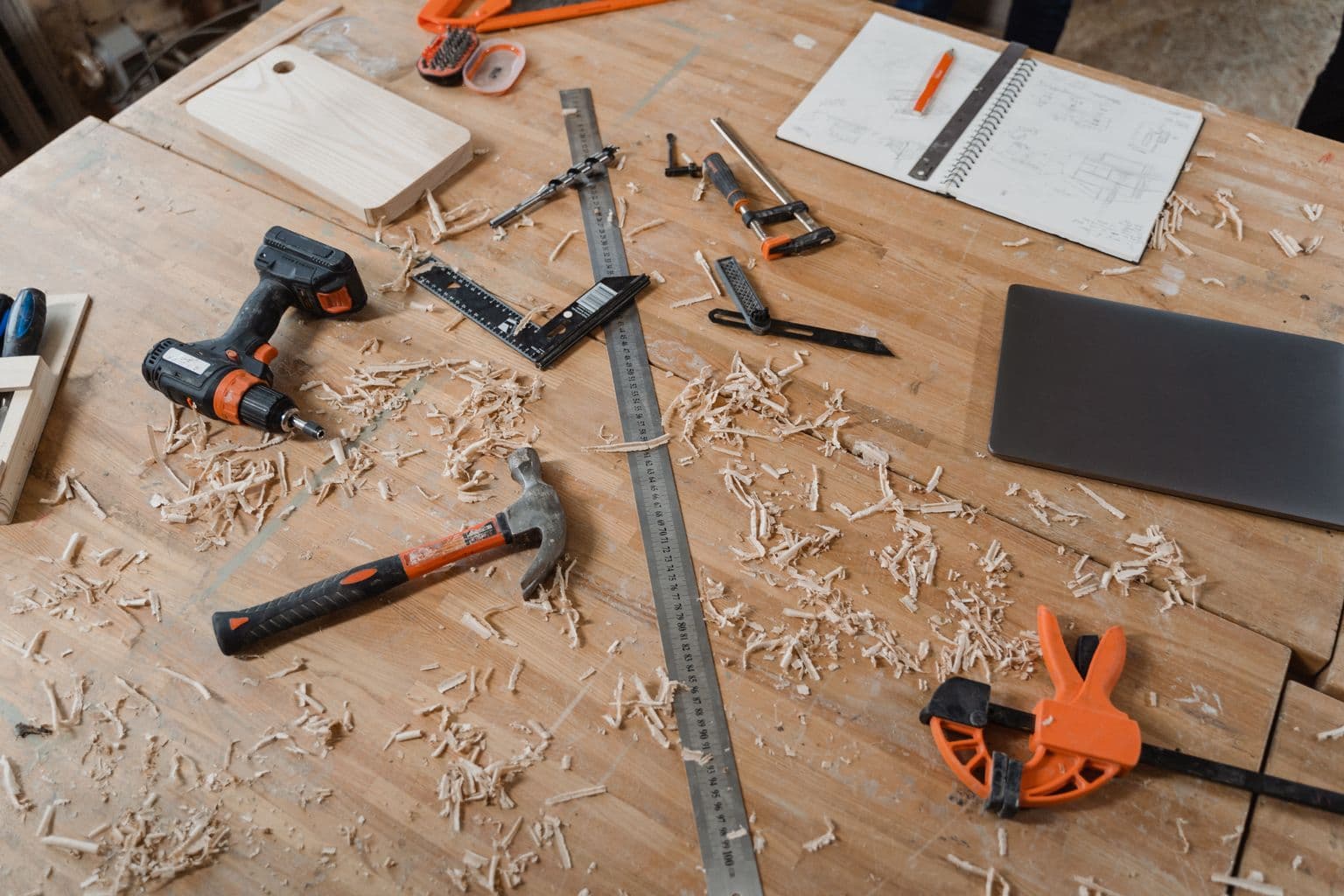 Werkbank met gereedschap en werktekeningen in een werkplaats